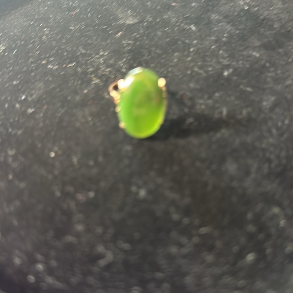 Vintage Green Oval Jade Ring in 18K Gold - Picture 5 of 9